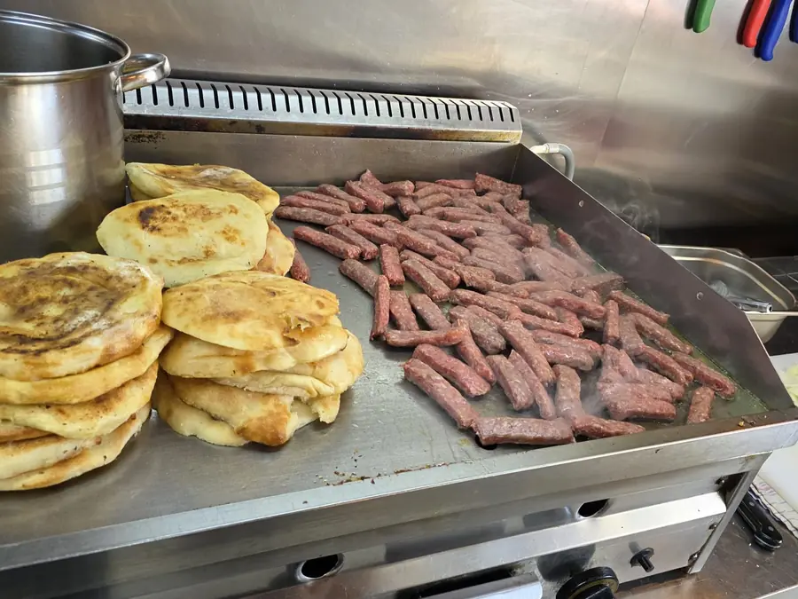 Ćevapi i lepinje na roštilju u Gablecima Pri Tomeku
