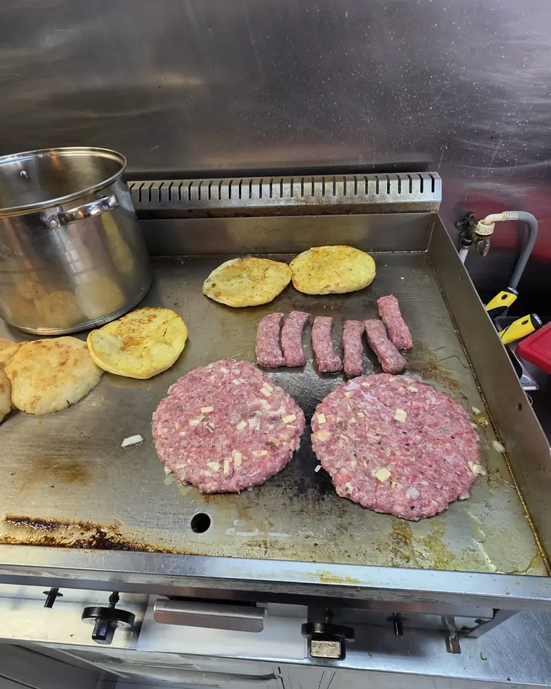 Pljeskavice, ćevapi i lepinje na roštilju