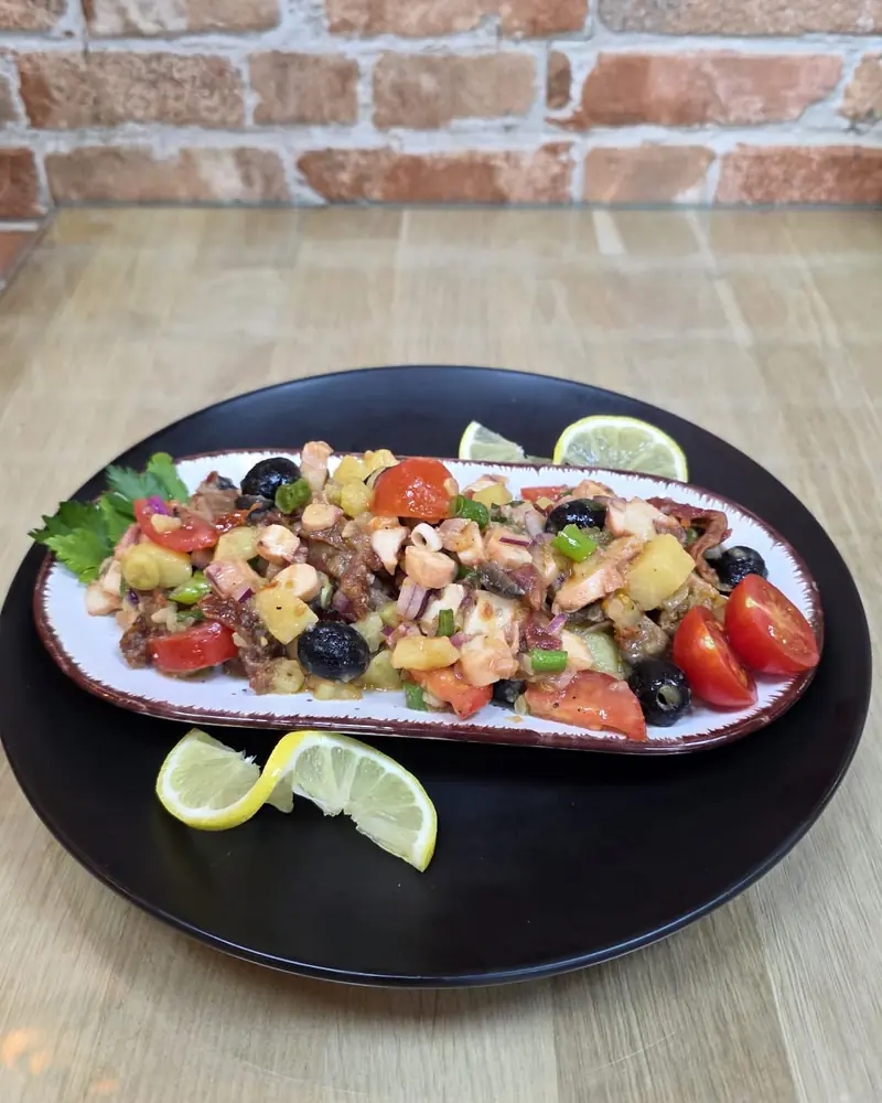 Salata od hobotnice s rajčicom i maslinama