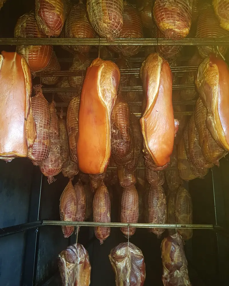 Šunke i meso u pušnici Mesnice Tomek
