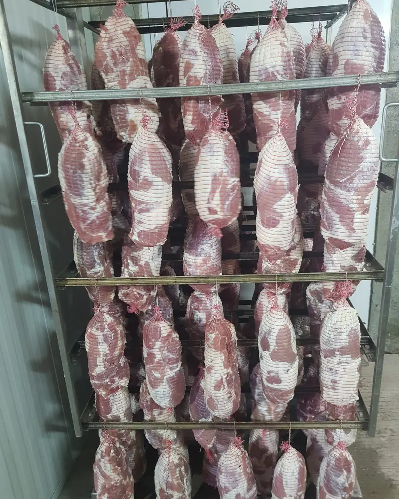Šunke u mrežicama na stalku