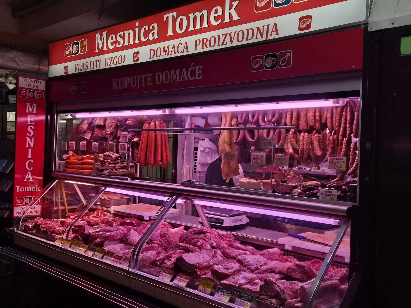 Pult Mesnice Tomek s natpisom Vlastiti uzgoj, domaća proizvodnja